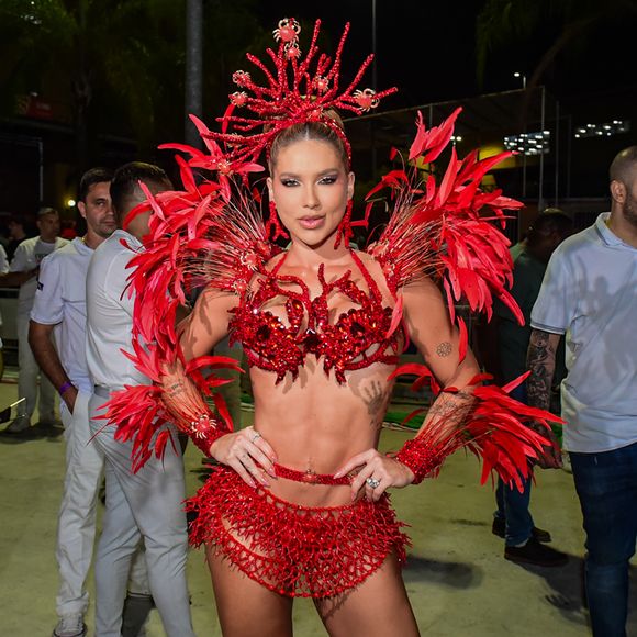 Virgínia deixou o corpo sarado em evidência em uma fantasia vermelha