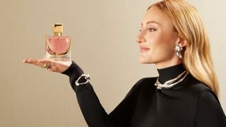 Sou fã de perfumes, amo o La Vie Est Belle e garanto: essas 4 fragrâncias femininas de Natura e O Boticário são muito parecidas com ele