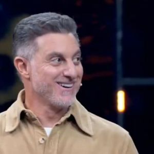 Luciano Huck bem que tentou descontrair o momento