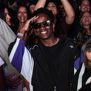 Cover de Vinicius Jr. prestigia show de Zé Felipe e vira atração entre os convidados da festa no Rio de Janeiro