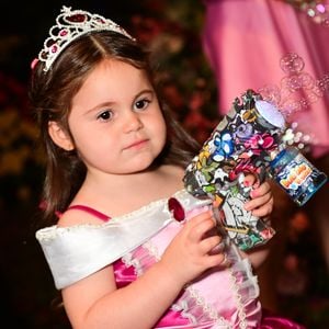 Filha de Viih Tube e Eliezer brincou muito com uma pistolinha de bolha de sabão