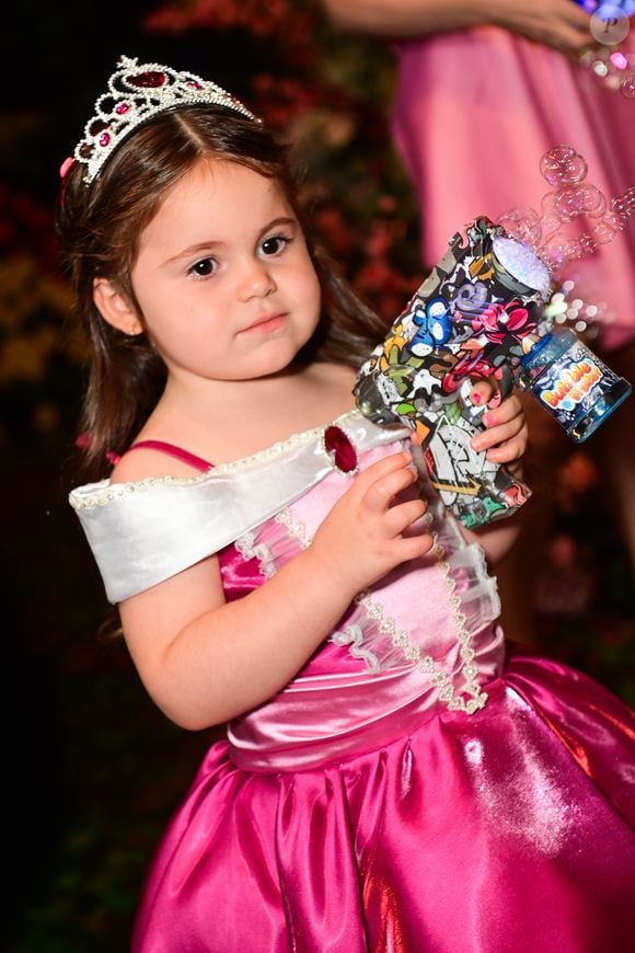 Filha de Viih Tube e Eliezer brincou muito com uma pistolinha de bolha de sabão
