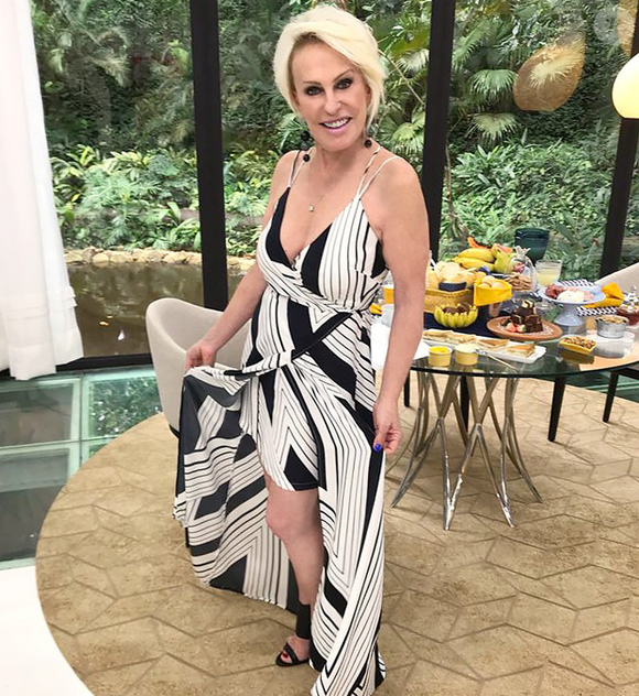 Ana Maria Braga é fã assumida de vestido longo em looks: neste aqui, a sobreposição deixava o comprimento maior