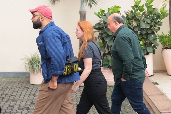 Malu Rodrigues esteve entre os artistas que foram ao Cemitério Vertical Memorial do Carmo, no Rio de Janeiro, para se despedir de Lua Blanco. A atriz chegou acompanhada de Hamilton Dias e de outro homem à cerimônia realizada nesta segunda-feira (19), que reuniu familiares, amigos e colegas de profissão da artista
