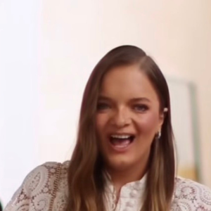 A mensagem exibida dizia: “Ficou linda depois da reforma”, seguida de um emoji com os polegares para cima.