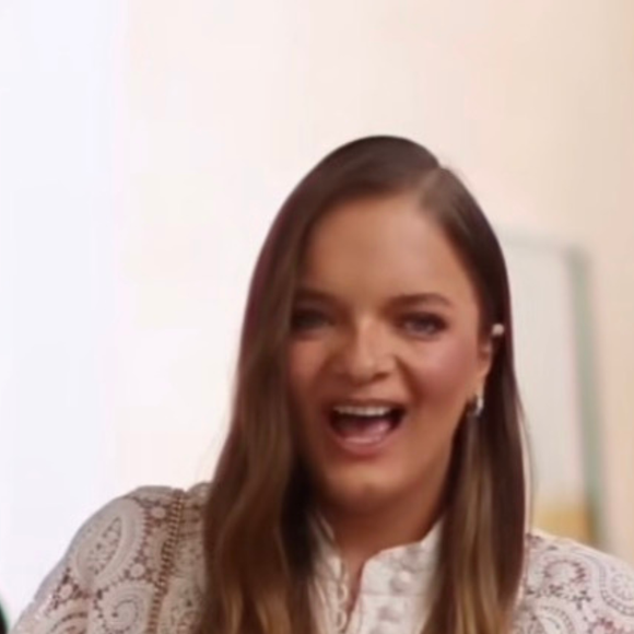 A mensagem exibida dizia: “Ficou linda depois da reforma”, seguida de um emoji com os polegares para cima.