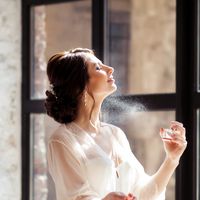 Perfumes com alecrim: 4 fragrâncias femininas ideais para quem quer transmitir frescor e leveza