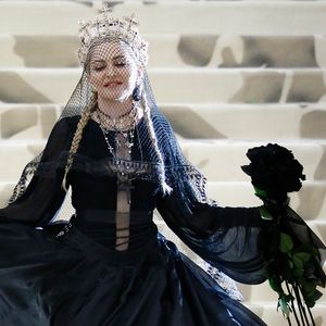 Madonna apostou em um decote em formato de cruz para o Met Gala 2018