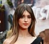 Daisy Edgar-Jones também aparece como referência para quem deseja aderir ao mouse haircut, corte que permite diferentes finalizações. Os fios podem ser usados mais definidos ou com um efeito levemente bagunçado, valorizando a proposta descontraída e a inspiração retrô do visual