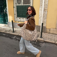 Parecem tênis da Versace, mas são os novos calçados da C&A na cor areia de praia que definem o estilo de 2026