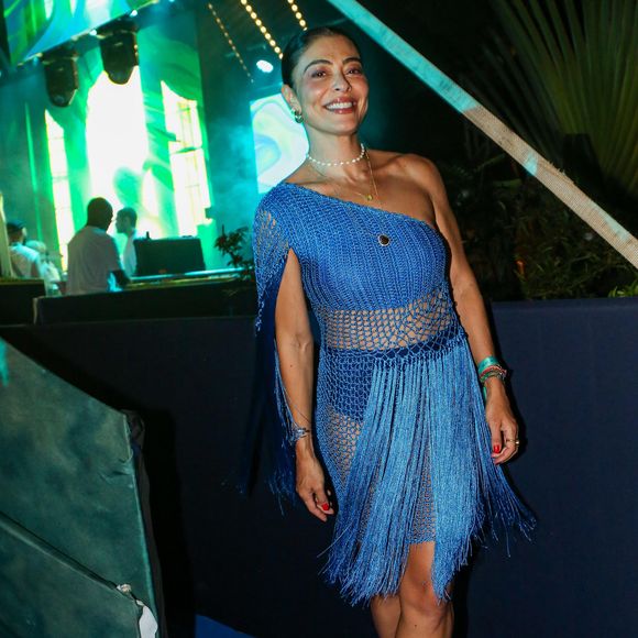 Assimétrico e com franjas, o vestido de Juliana Paes era confortável e cheio de estilo