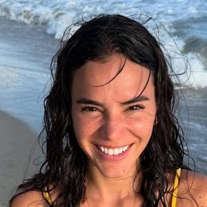 Bruna Marquezine é uma das celebridades que apostou em fazer lifting nos cílios naturais, deixando-o apenas mais curvado e leve com o procedimento