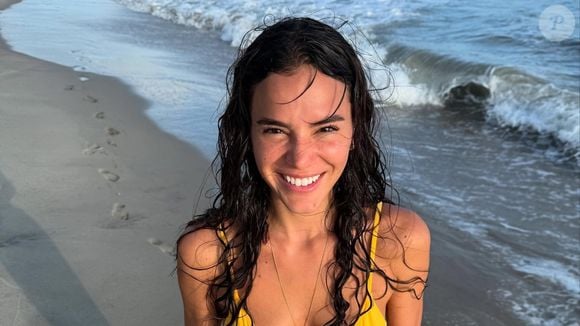 Bruna Marquezine é uma das celebridades que apostou em fazer lifting nos cílios naturais, deixando-o apenas mais curvado e leve com o procedimento