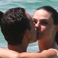 Recém-casada, Isis Valverde curte praia de biquíni com Marcus Buaiz - com direito a capacete e beijão no mar. Veja fotos!