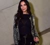 A apresentadora Daniela Albuquerque apostou em um look all black com couro e jaqueta enfeitada com strass