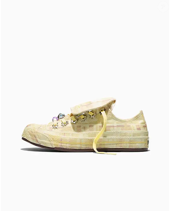 De acordo com as especificações divulgadas pela marca, o solado do Converse x Collina Strada Chuck 70 tem 20,3 milímetros de altura