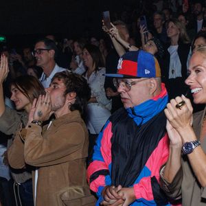 Adriane Galisteu e Sasha Meneghel assistiram ao espetáculo na mesma fileira