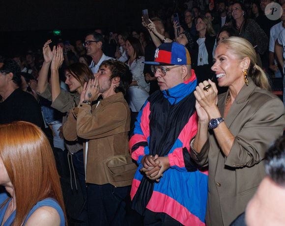 Adriane Galisteu e Sasha Meneghel assistiram ao espetáculo na mesma fileira