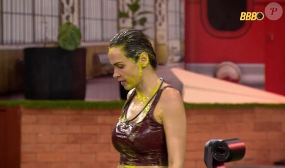 Ana Paula Renault tomou gosma verde no 'Sincerão'