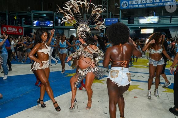 Sabrina Sato exibe a barriga da gestação em look carnavalesco com top estruturado, saia curta e aplicações de búzios durante ensaio da escola de samba Vila Isabel