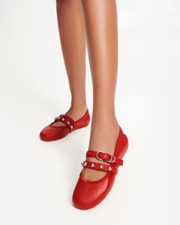 Vermelho intenso, design moderno e muito conforto: a Melissa Soft Ballerina Studs surge como uma das grandes apostas da temporada