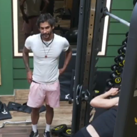 Romance contido ou paixão proibida? Michelle e Shia prometem respeito aos parceiros fora do reality, mas clima entre os dois segue cada vez mais evidente
