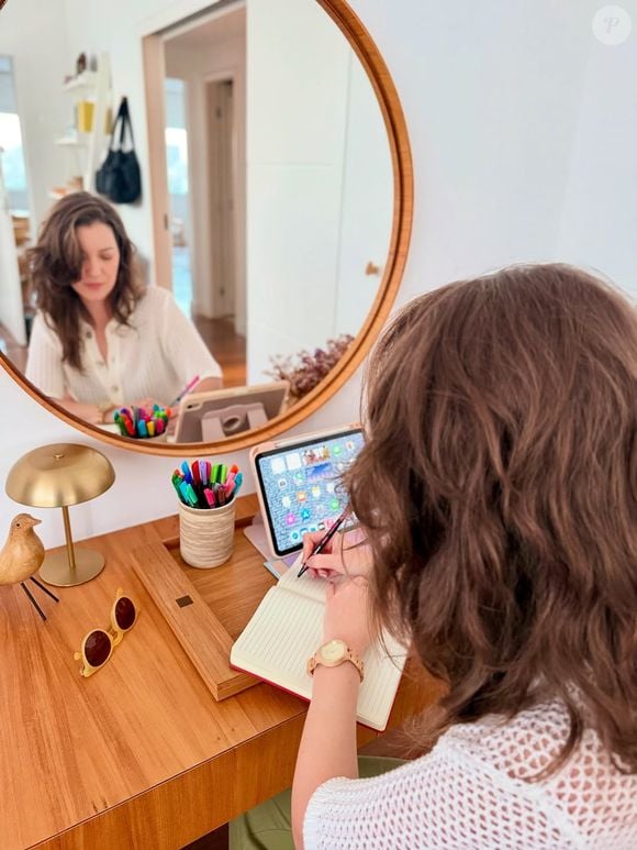 As fotos compartilhadas por Nathalia Dill nas redes sociais mostram um apartamento repleto de personalidade. Espelho orgânico, luminária dourada, mesa de madeira clara e elementos decorativos em cerâmica ajudam a compor um ambiente clean que combina aconchego e sofisticação
