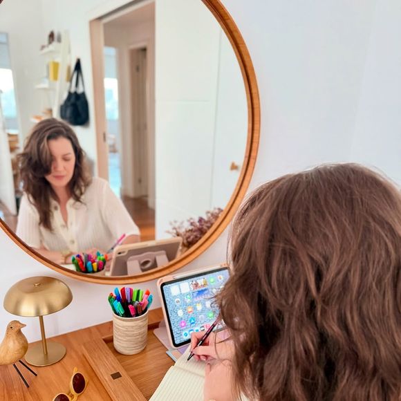 As fotos compartilhadas por Nathalia Dill nas redes sociais mostram um apartamento repleto de personalidade. Espelho orgânico, luminária dourada, mesa de madeira clara e elementos decorativos em cerâmica ajudam a compor um ambiente clean que combina aconchego e sofisticação