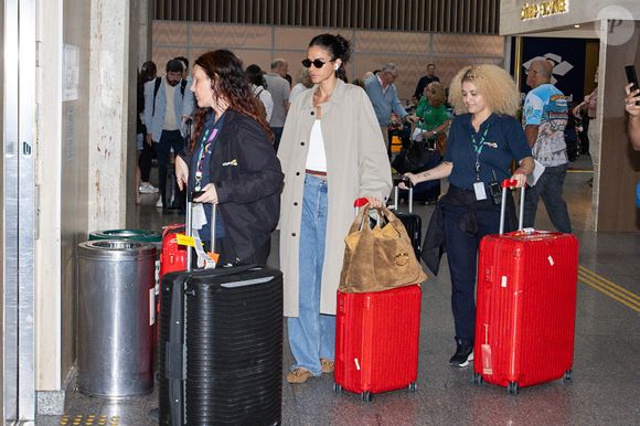 Look de aeroporto de Bruna Marquezine prova que a sapatilha caramelo é a nova aposta fashion do momento