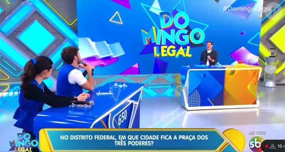 Ao vivo no 'Domingo Legal', do SBT, Celso Portiolli reagiu quando a filha, a herdeira de Luis Ricardo e o filho de Gugu não souberam onde fica a Praça dos Três Poderes. 'Jogamos dinheiro fora!'