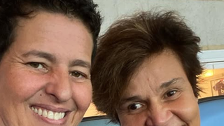 ‘Se estou viva, é sua culpa': com esclerose múltipla há 24 anos e fora da Globo, Claudia Rodrigues emociona com post para namorada