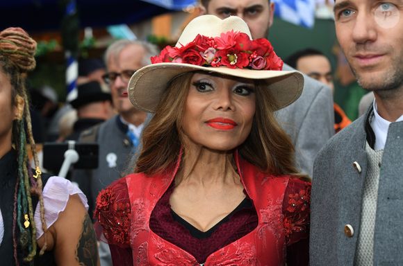 Em seu registro mais recente, ela surge com um top vermelho vibrante, cabelo volumoso em ondas e calça preta adornada por correntes douradas, assinatura clássica de seu estilo ousado, que atravessa gerações.