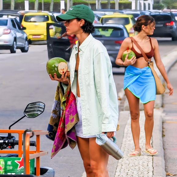 Também preocupada com a hidratação, Bruna Marquezine posou segurando uma água de coco e uma garrafa térmica de água