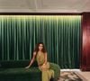 Roupas longas na cor verde-oliva dão um ar mais sofisticado e elegante ao visual