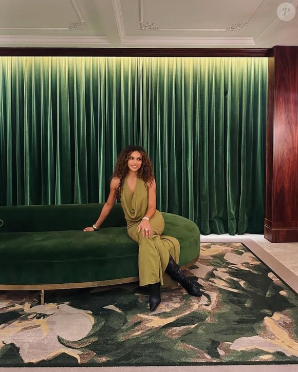 Roupas longas na cor verde-oliva dão um ar mais sofisticado e elegante ao visual