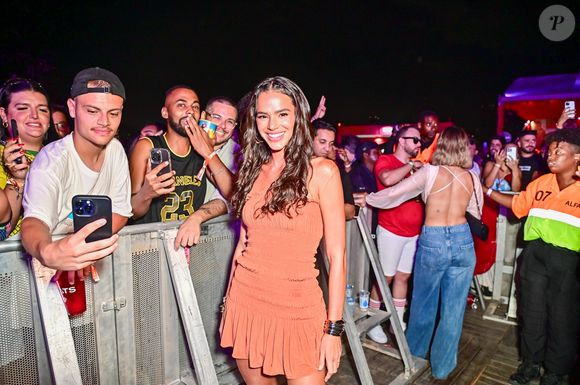 Bruna Marquezine foi ao Ensaios da Anitta no Rio