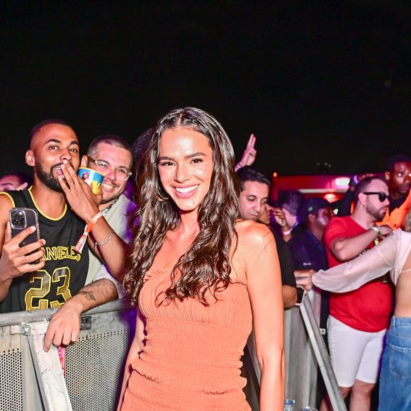Bruna Marquezine foi ao Ensaios da Anitta no Rio