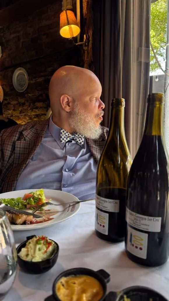 Ed Motta afirma que teve o ‘excesso de raiva’ por nunca ter sido cobrado pela taxa de rolha: ‘Sou cliente deles desde o começo do restaurante’
