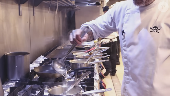 Adicione aos poucos o caldo de legumes bem quente, sempre mexendo o arroz para soltar amido