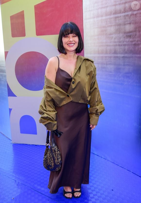 Rio Fashion Week 2026: Mari Bridi aliou um vestido marrom simples com uma jaqueta despadronizada