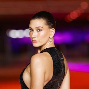 O que é dermatite perioral? Hailey Bieber fala sobre doença e como lida com uma crise: skincare minimalista é sua aposta!