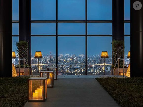 Suíte com elevador privativo, vista panorâmica e arte exclusiva? Só mais uma noite normal no Japão para Virgínia e Zé Felipe