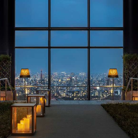 Suíte com elevador privativo, vista panorâmica e arte exclusiva? Só mais uma noite normal no Japão para Virgínia e Zé Felipe