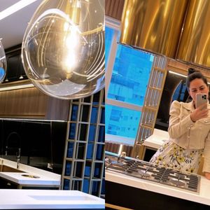 Cozinha do triplex de Graciele Lacerda e Zezé Di Camargo também traz a predominância do dourado