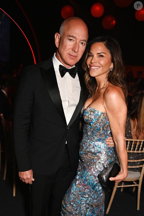 Conforme análise repercutida nas redes sociais, o look exclusivo da Schiaparelli acabou gerando debate sobre autenticidade na moda de alto luxo de Lauren Sánchez, esposa do bilionário e CEO da Amazon, Jeff Bezos