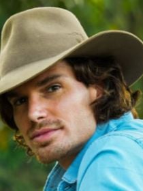 Quem é o namorado de Jônatas Faro, de 'A Fazenda 18'? Melhor amigo de Gloria Maria e tutor das filhas da jornalista têm vida discreta; foto
