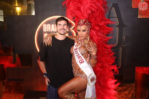 Desfile das Campeãs 2025: Nicolas Prattes escolheu uma simples camiseta preta com um short xadrez