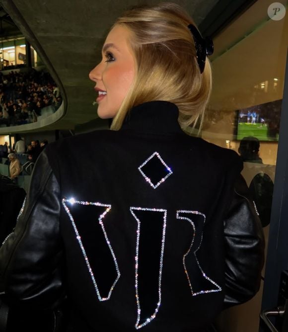 O look de Virginia Fonseca no Bernabéu reacendeu a curiosidade do público sobre a frase tatuada por Vini Jr. nas costas. O lema faz parte da mesma arte que rendeu debates após um detalhe apontado por internautas