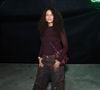 De calça oversized tie-dye a botas tratoradas, Taís Araújo uniu conforto e estilo em visual poderoso