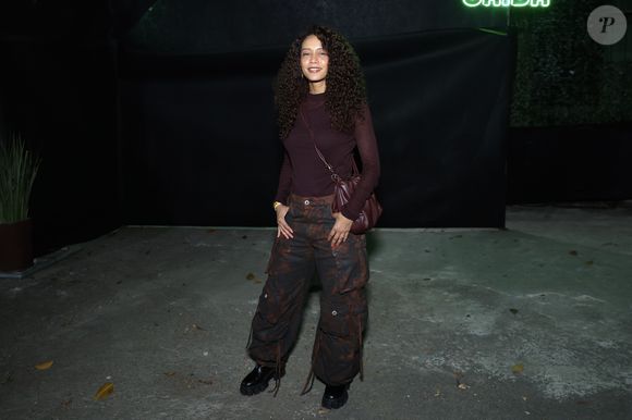 De calça oversized tie-dye a botas tratoradas, Taís Araújo uniu conforto e estilo em visual poderoso